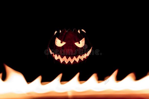 有雕刻的鬼似的万圣节前夕南瓜采用热的burn采用g地狱火火焰