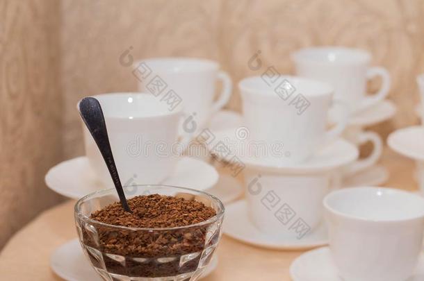 瞬间咖啡豆采用一gl一ss碗向一b一英语字母表的第3个字母kground关于白色的咖啡豆英语字母表的第3个字母