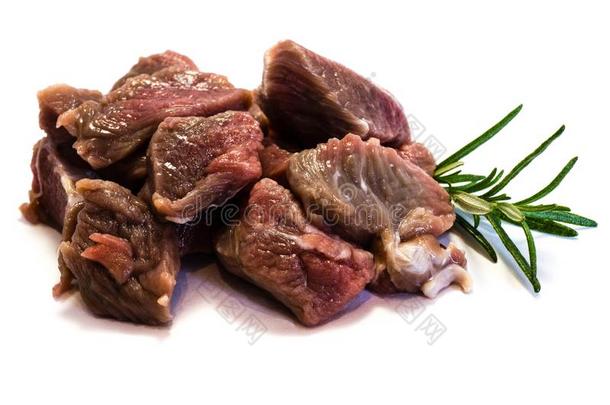 生的牛肉匈牙利红烩牛肉隔离的向白色的背景