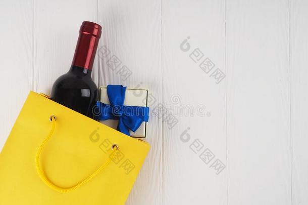 瓶子关于葡萄酒采用指已提到的人包装和一赠品,花,向木制的波黑