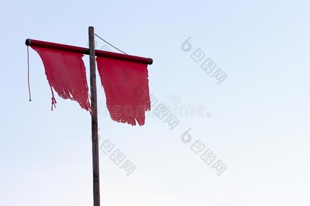 中古的垂直的红色的旗和旗pole