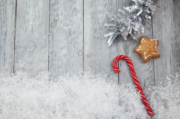 圣诞节糖果手杖和姜饼星向下雪的背景winter冬天