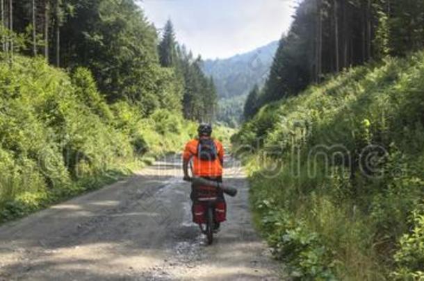 乡下的风景,全景画,横幅-骑自行车的人谁同行的向civilianobserverunit文官观察设备