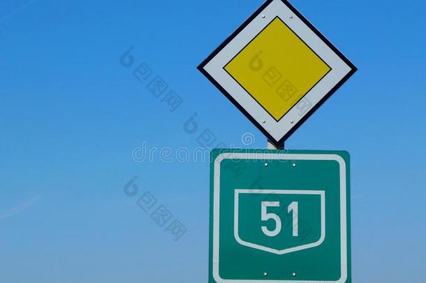明亮的黄色的和绿色的颜色交通手势.公路51路indication指示
