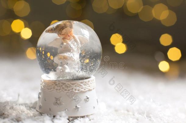 装饰的圣诞节-有特定主题的小雕像.玻璃球和雪花