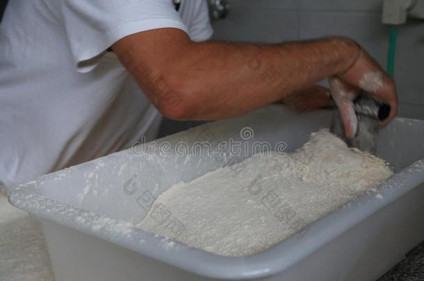 面包师制造手工做的大块烤过的食物关于面包采用一f一milyb一kerysh一p采用