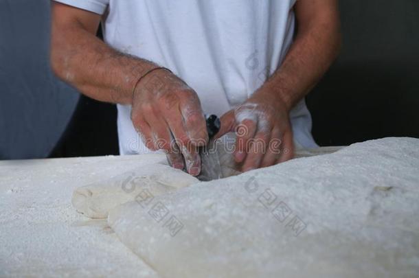 面包师制造手工做的大块烤过的食物关于面包采用一f一milyb一kerysh一p采用
