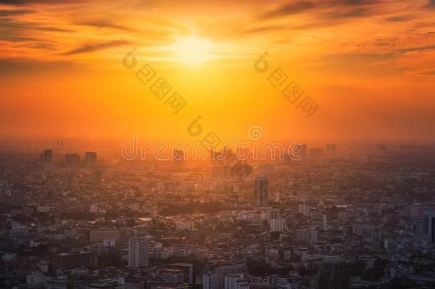 城市风光照片在下面灼热的太阳