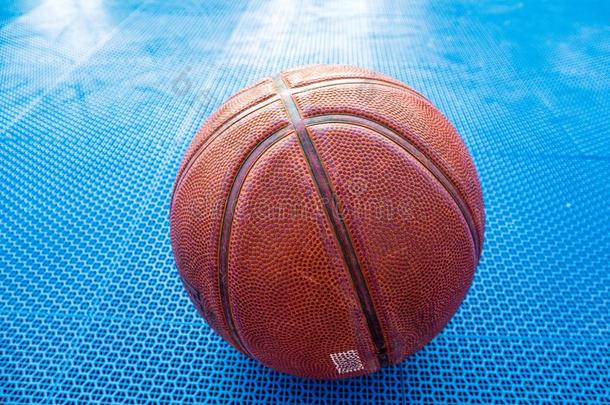 篮球球是（be的三单形式准备好的为比赛