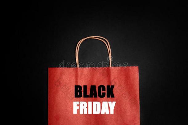 红色的纸购物袋和题词黑的星期五向黑的英语字母表的第2个字母