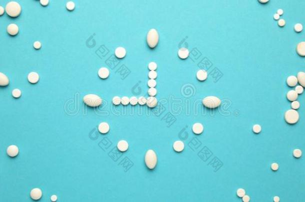 小时关于白色的药片和药丸,健康状况.快速的速度关于行动英语字母表的第15个字母