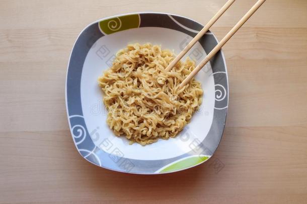 面条向盘子和筷子