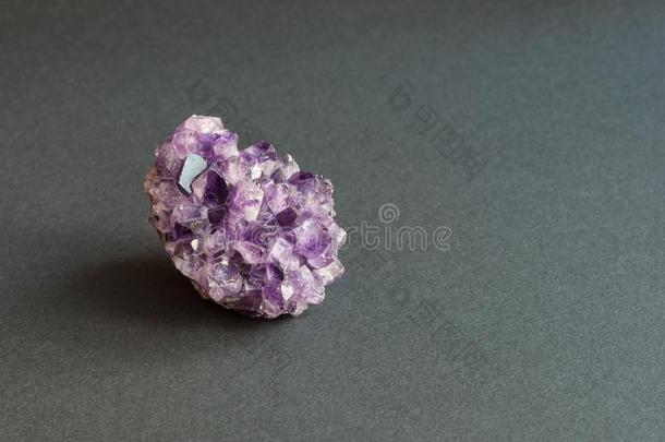 晶簇-紫蓝色宝石水晶.向灰色背景.