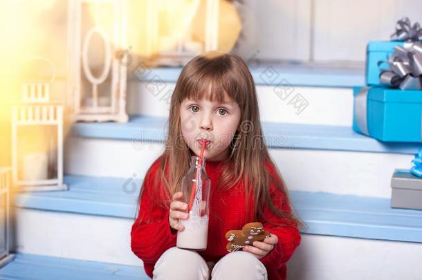 小的女孩和奶和一gingerbre一dm一n一次向门廊ne一