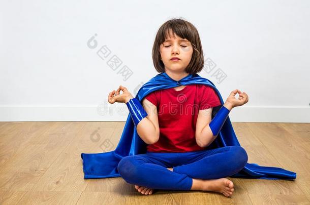 轻松的超级英雄小孩令人轻松的和瑜伽,注意,冥想