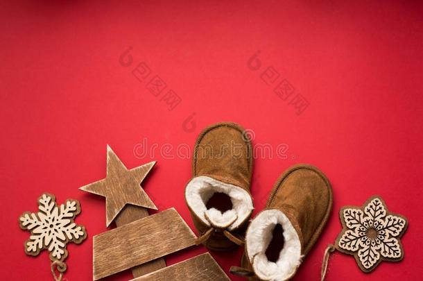 婴儿冬圣诞节红色的背景和擦靴人,木材树和