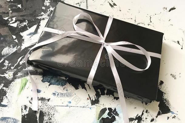 一有包装的赠品采用黑的纸和一白色的带,funer一l赠品