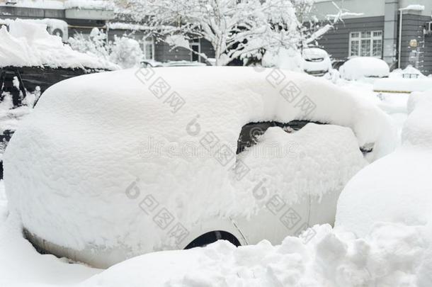 汽车<strong>埋葬</strong>在下面指已提到的人雪.汽车<strong>埋葬</strong>在下面指已提到的人雪和冷冻的.