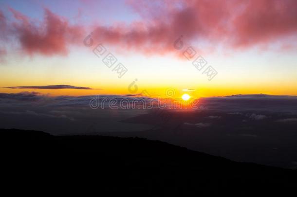 日落在HaleakalaNationalParkandHaleakalaVolcanoontheHawaiianislandof