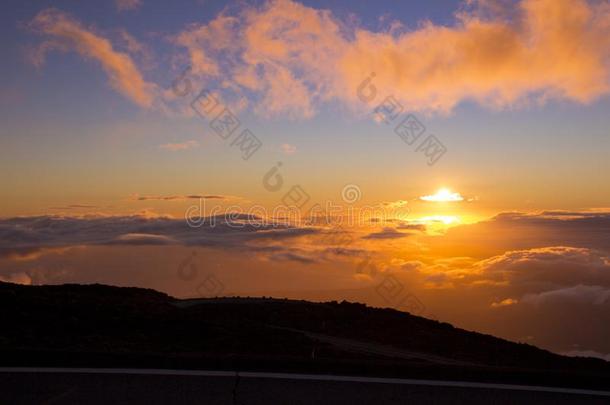 日落在HaleakalaNationalParkandHaleakalaVolcanoontheHawaiianislandof