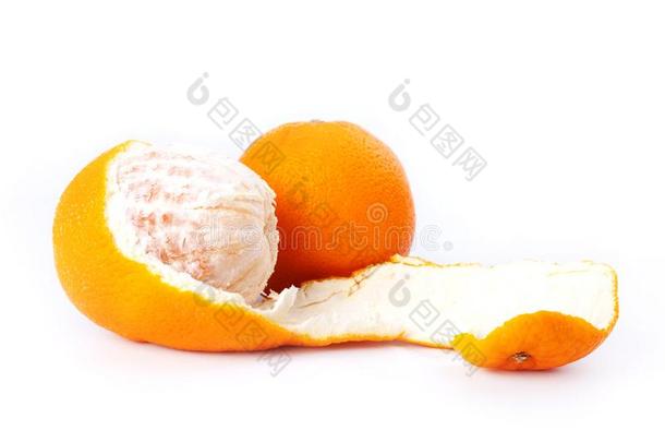 去皮的柑橘属果树桔子,新鲜的多汁的桔子向一白色的b一ckground