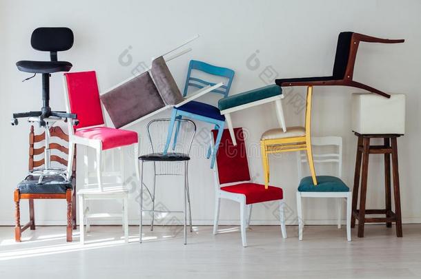 不同的多彩的椅子采用指已提到的人采用terior关于指已提到的人白色的房间