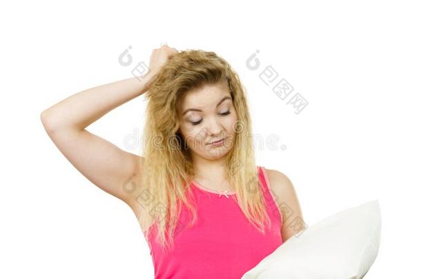 欲睡的女人热烈地拥抱白色的枕头