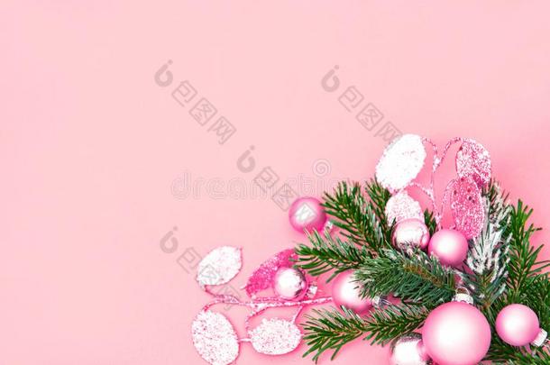 圣诞节装饰粉红色的装饰松树树树枝