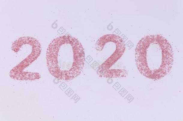 <strong>2020数字</strong>使关于小的微粒关于粉红色的沙向白色的后面