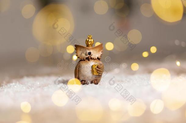 装饰的小雕像玩具猫头鹰和一金色的王冠向他的he一d.festival节日