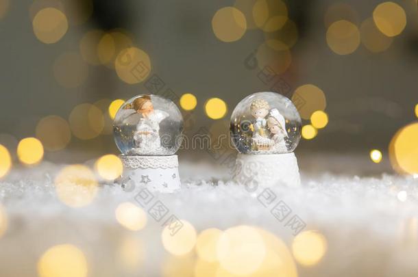 装饰的圣诞节-有特定主题的小雕像.玻璃球和雪花
