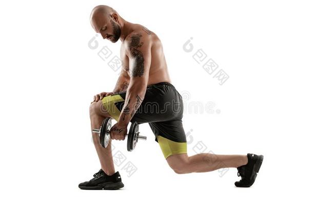 运动员的秃头的,<strong>刺青</strong>男人采用黑的短裤和旅游鞋是（be的三单形式正