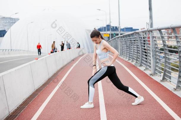 年幼的有关运动的女人采用健康一套外衣<strong>蹲着</strong>的姿势,一群疯子,演奏运动