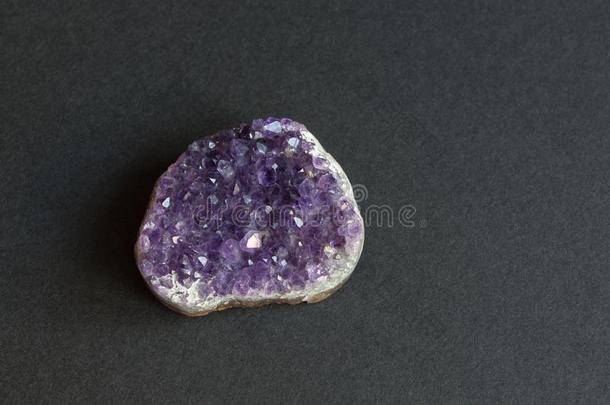 晶簇-<strong>紫</strong>蓝色宝石水晶.向黑的背景.
