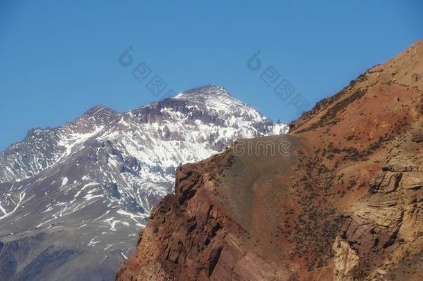 下雪的山蓝色天背景旅行风景优美的美好预定