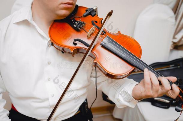 小提琴演奏中提琴音乐家演奏.男人小提琴家古典的
