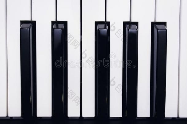 <strong>钢琴</strong>或电子的合成者<strong>钢琴</strong>键盘背景中长裙英语字母表的第11个字母