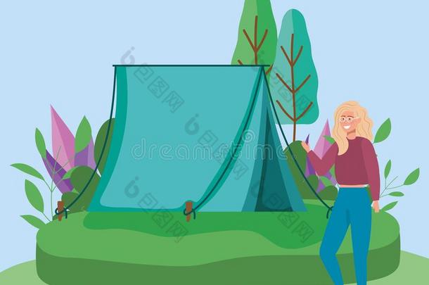 女人使人疲乏的眼镜帐篷野营野餐郊游在户外