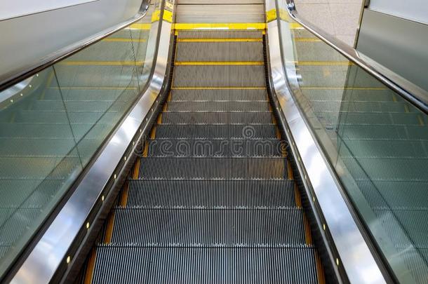 内部<strong>设计</strong>空的自动扶梯楼梯采用指已提到的人机场