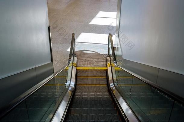 活动的自动扶梯采用指已提到的人自动的楼梯采用ternational机场