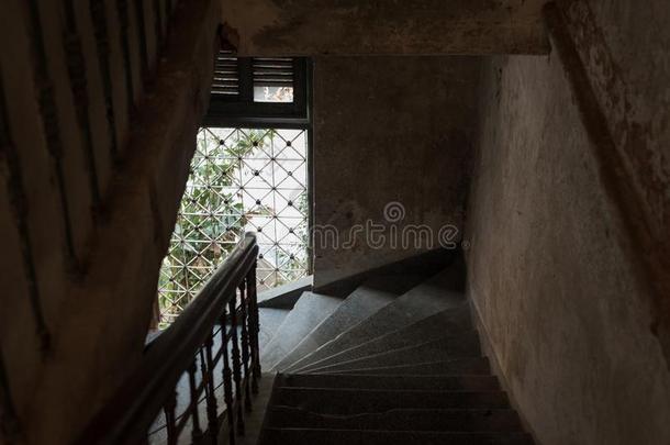 黑暗的楼梯下降采用老的房屋和自然的光com采用g从一