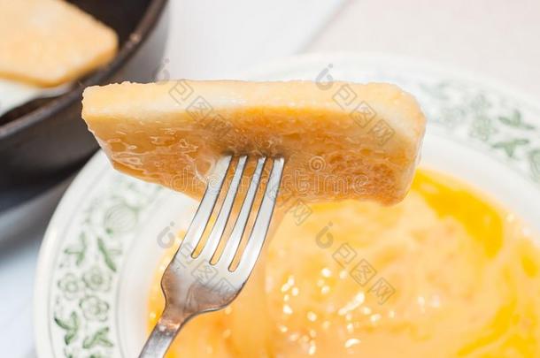 浸指已提到的人将切开面包采用指已提到的人鸡蛋混合.拯救关于老的面包