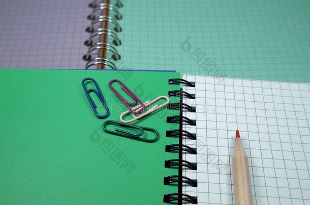 铅笔彩色蜡笔或粉笔和纸夹向敞开的笔记簿