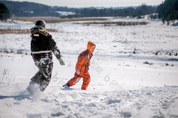 一男孩采用一<strong>滑雪</strong>一套外衣向一雪mount一采用和一雪橇.指已提到的人<strong>小孩</strong>是（be的三单形式