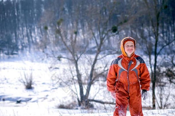 一男孩采用一滑雪一套外衣向一雪mount一采用和一雪橇.指已提到的人小孩是（be的三单形式