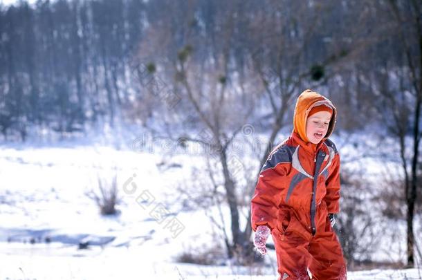 一男孩采用一<strong>滑雪</strong>一套外衣向一雪mount一采用和一雪橇.指已提到的人<strong>小孩</strong>是（be的三单形式