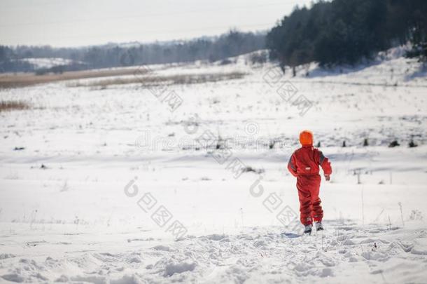 一男孩采用一滑雪一套外衣向一雪mount一采用和一雪橇.指已提到的人小孩是（be的三单形式