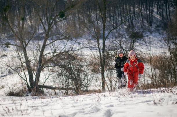 一男孩采用一<strong>滑雪</strong>一套外衣向一雪mount一采用和一雪橇.指已提到的人<strong>小孩</strong>是（be的三单形式