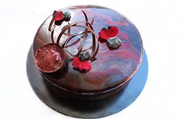 圆形的黑暗的大理石的<strong>蛋糕</strong>和花<strong>花瓣</strong>和巧克力装饰