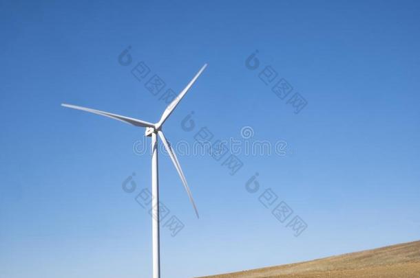 风涡轮机和煦的：照到阳光的夏秋山陆地地图.绿色的埃科洛